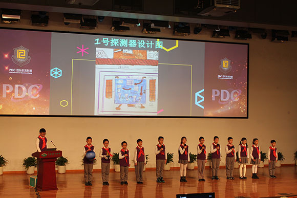 北京呼家樓中心小學的學生們展示PDC項目“新行星移民計劃探索衛星設計”。