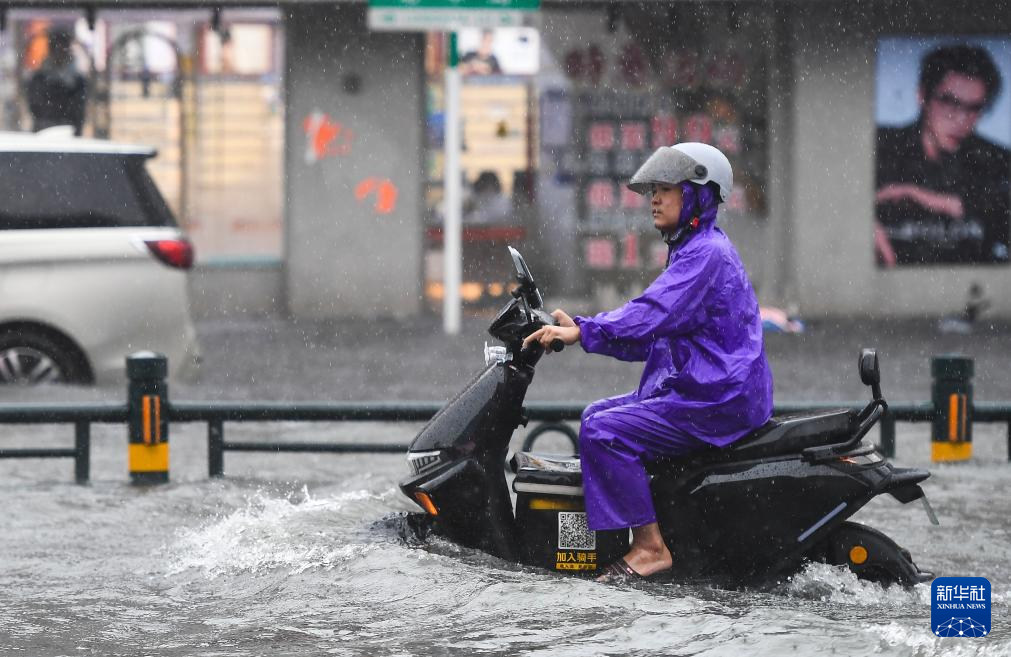 臺風(fēng)“韋帕”給海南帶來強(qiáng)風(fēng)雨天氣